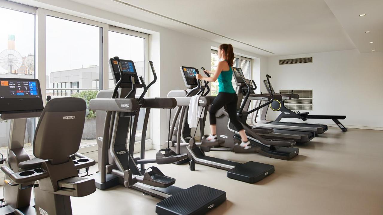 The Mandala Berlin, A Member Of Design Hotels Ngoại thất bức ảnh A woman on a cross trainer